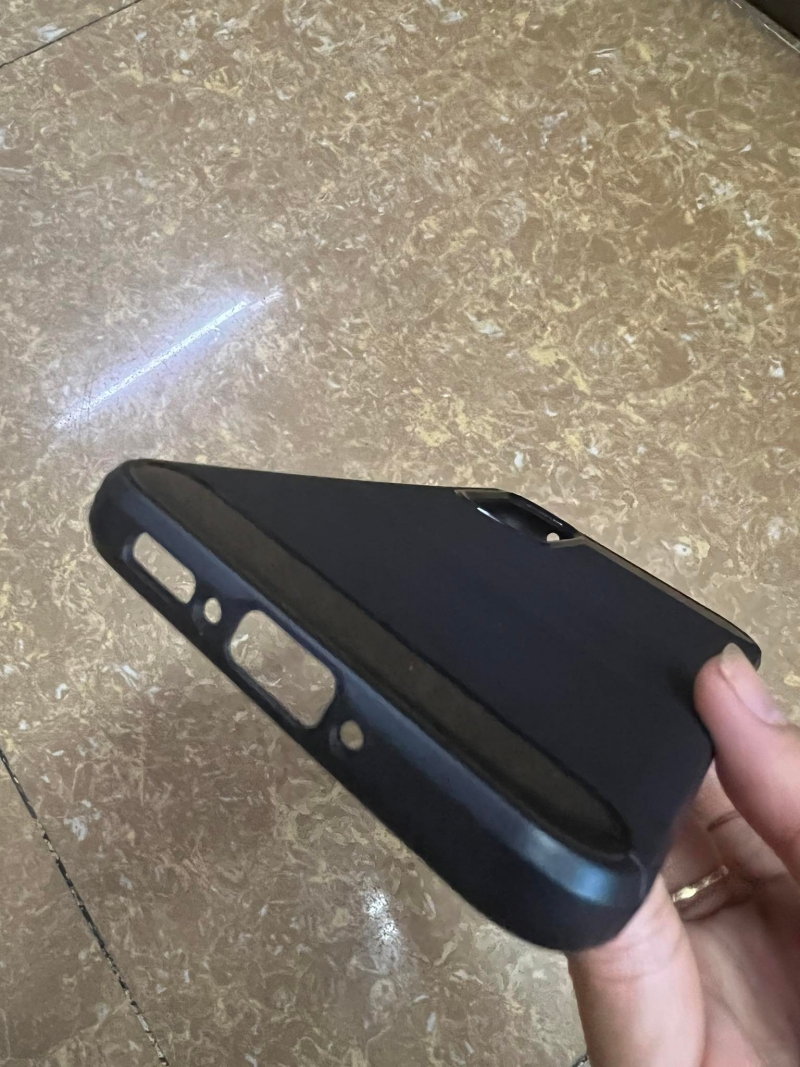 Ốp Lưng Samsung Galaxy A34 5G Hiệu Likgus Dạng Carbon chống sốc được làm bằng chất liệu nhựa mềm cao cấp, thiết kế đẹp đơn giản sang chảnh